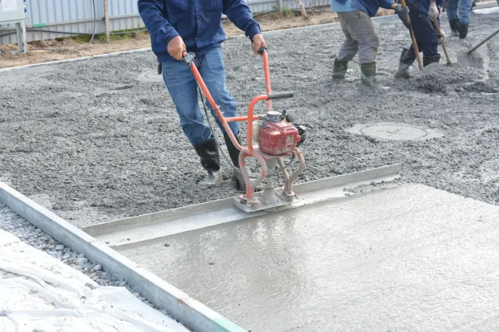 Concrete finishing and compaction on a construction site using high-performance polycarboxylate admixtures.